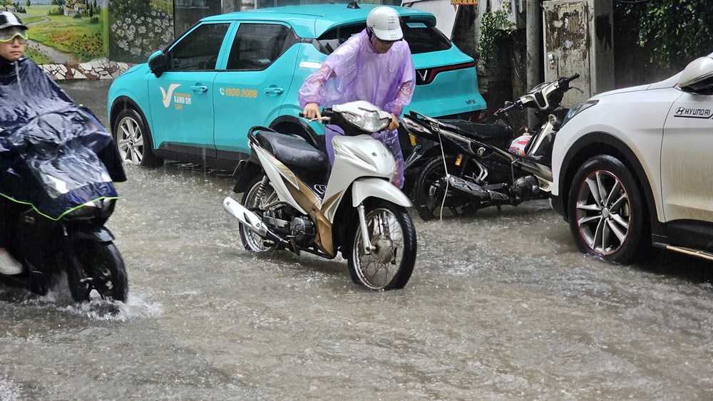 Nhiều phố ngập sâu, người Hà Nội chật vật đến công sở - ảnh 4