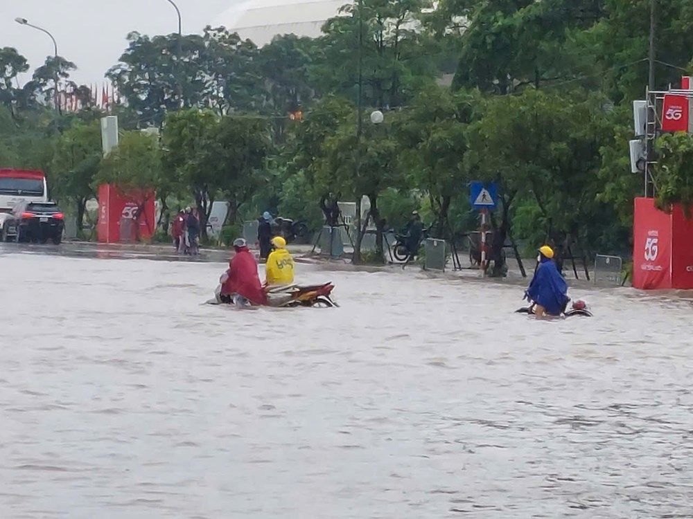 Nhiều phố ngập sâu, người Hà Nội chật vật đến công sở - ảnh 1