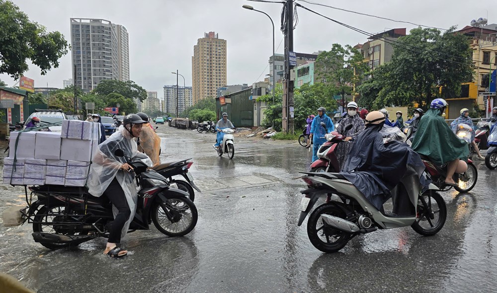 Nhiều phố ngập sâu, người Hà Nội chật vật đến công sở - ảnh 11