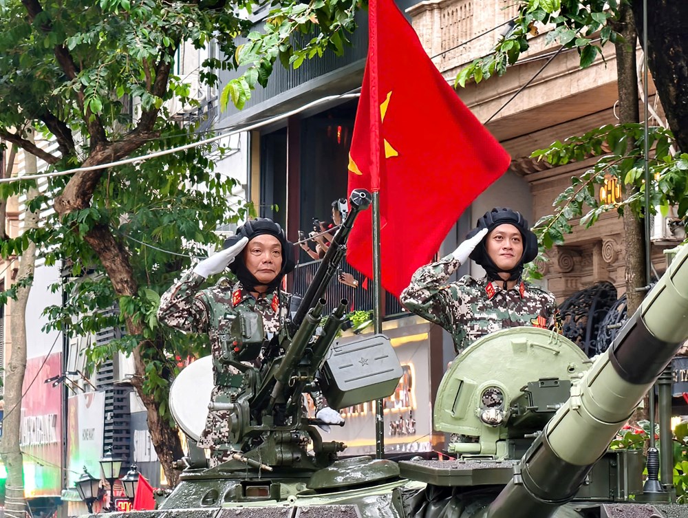 Phố phường Hà Nội rộn ràng trước giờ sơ duyệt diễu binh, diễu hành - ảnh 10