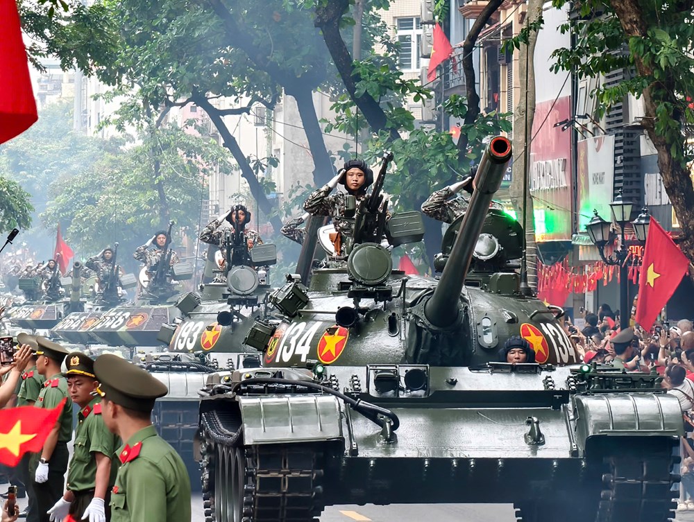 Phố phường Hà Nội rộn ràng trước giờ sơ duyệt diễu binh, diễu hành - ảnh 9