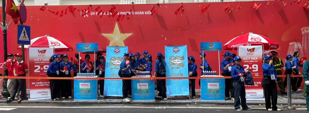 Phố phường Hà Nội rộn ràng trước giờ sơ duyệt diễu binh, diễu hành - ảnh 1