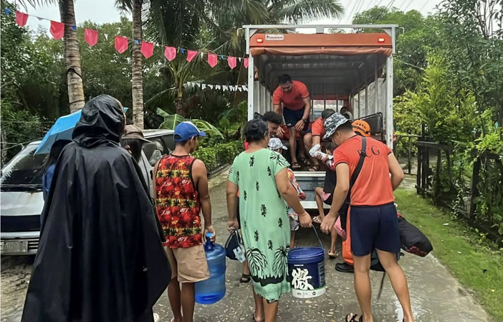 Hàng chục nghìn người tìm nơi trú ẩn khi bão Kalmaegi đổ bộ vào Philippines - ảnh 1