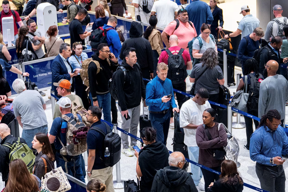 Du khách hoang mang hàng trăm chuyến bay bị huỷ tại Mỹ từ ngày 7.11 - ảnh 1