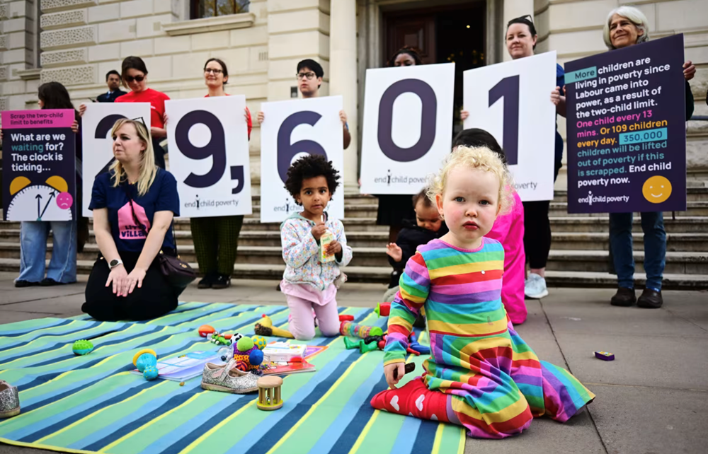 Khoảng 4,5 triệu trẻ em ở Anh sống trong cảnh nghèo đói - ảnh 1