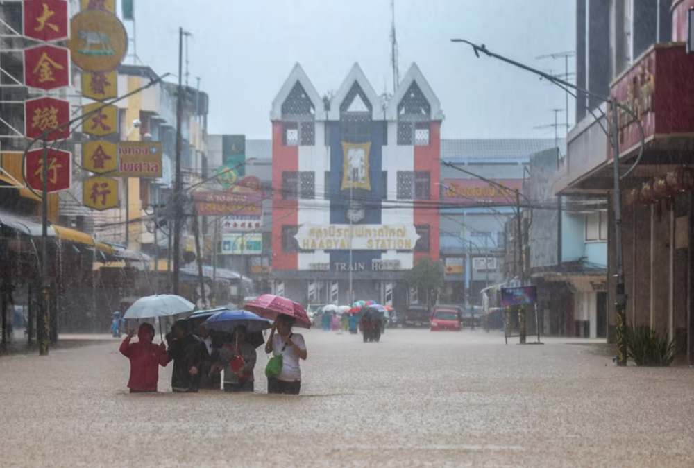 Thái Lan ngập lụt trong trận mưa “300 năm mới có một“ - ảnh 1