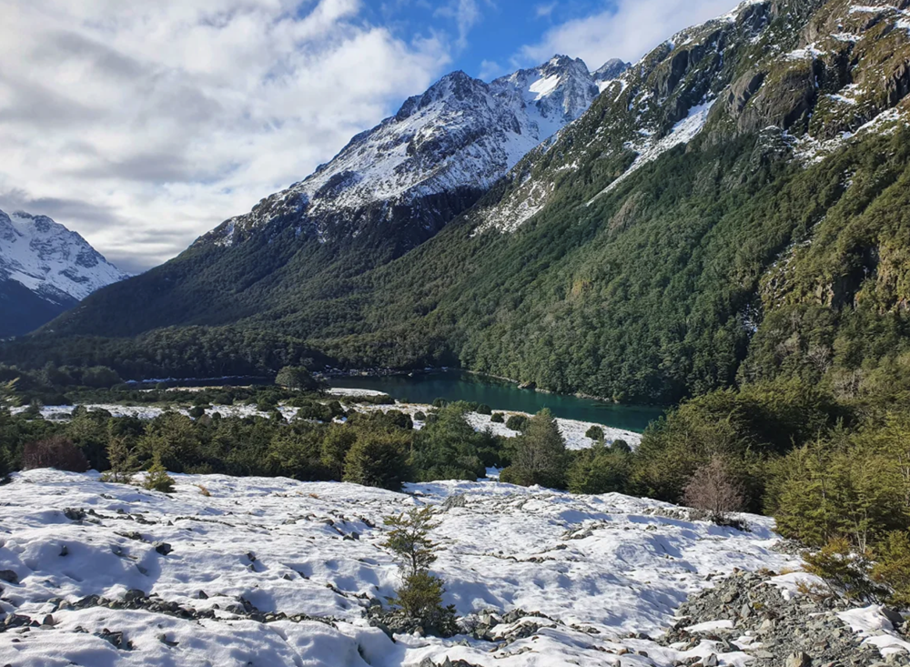 Khách du lịch phải lau giày trước khi đến thăm 'hồ nước trong nhất thế giới' - ảnh 1