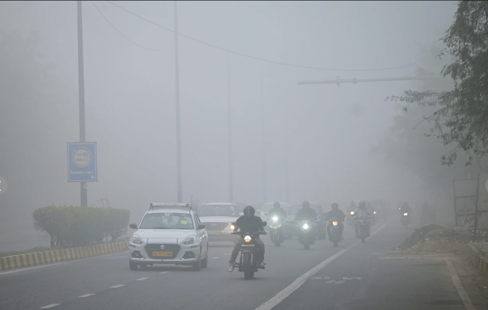 New Delhi ngộp thở trong biển khói độc, gây gián đoạn cuộc sống người dân - ảnh 1