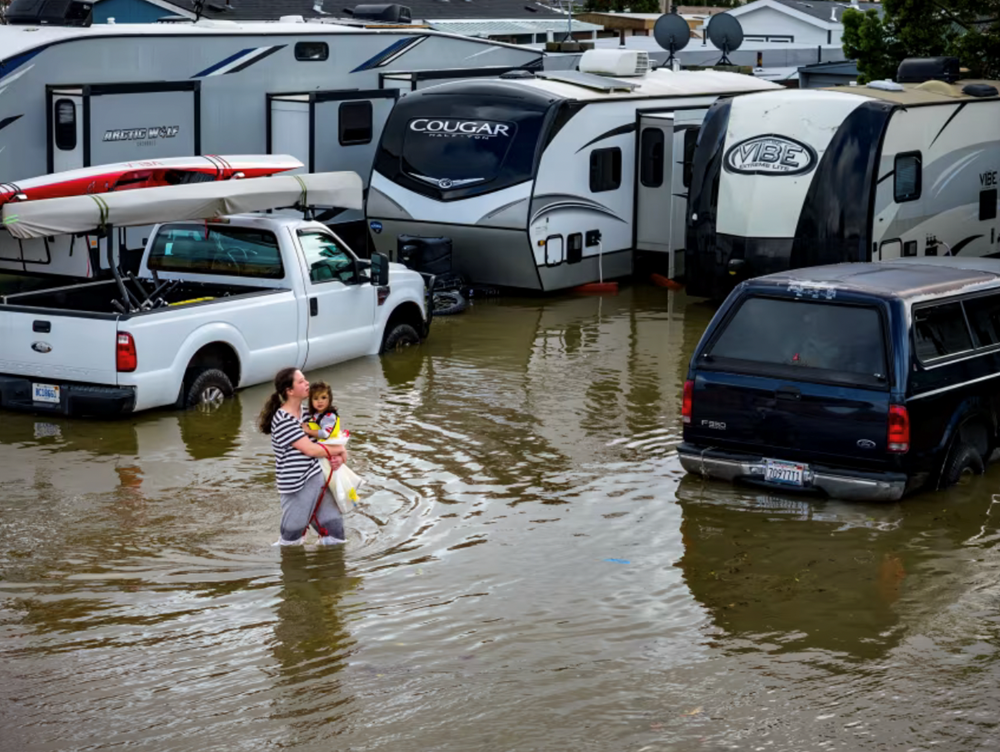 Lũ lụt và thuỷ triều gây ngập úng nghiêm trọng tại bang California (Mỹ) - ảnh 2