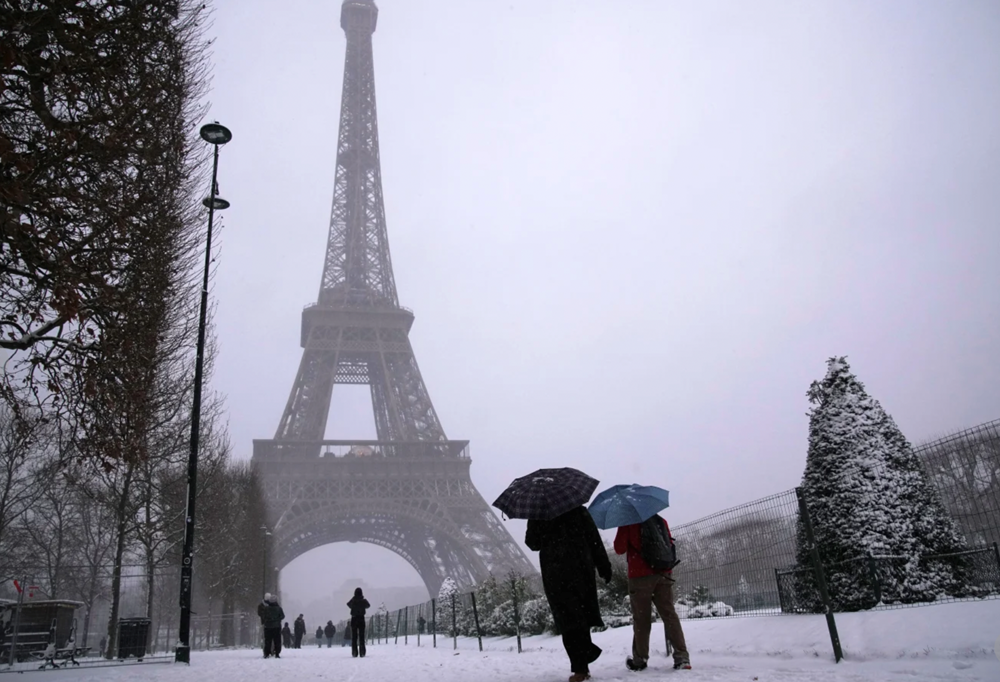 Tuyết và băng giá khiến hàng loạt chuyến bay, tuyến đường ở châu Âu bị tê liệt - ảnh 1