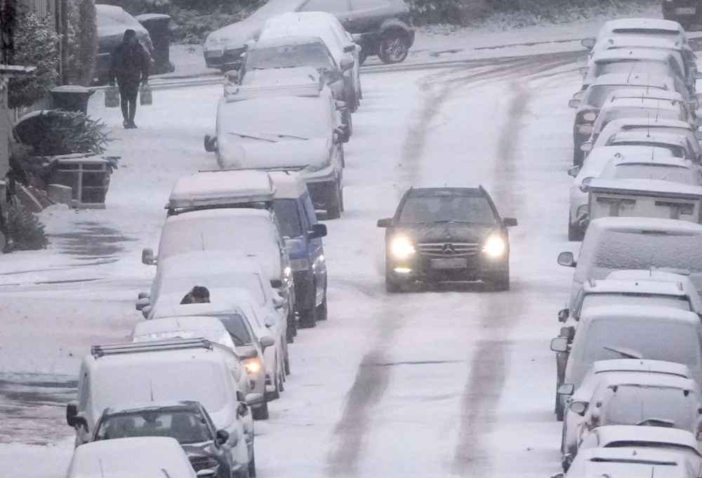 Tuyết và băng giá khiến hàng loạt chuyến bay, tuyến đường ở châu Âu bị tê liệt - ảnh 2