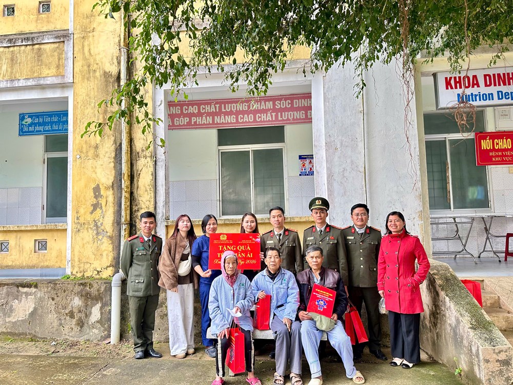 Đoàn kiều bào tổ chức chương trình “Tặng quà Tết nhân ái” tại Quảng Trị - ảnh 1