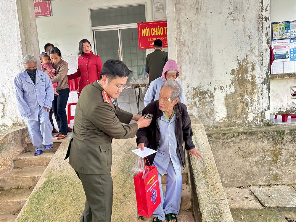 Đoàn kiều bào tổ chức chương trình “Tặng quà Tết nhân ái” tại Quảng Trị - ảnh 2