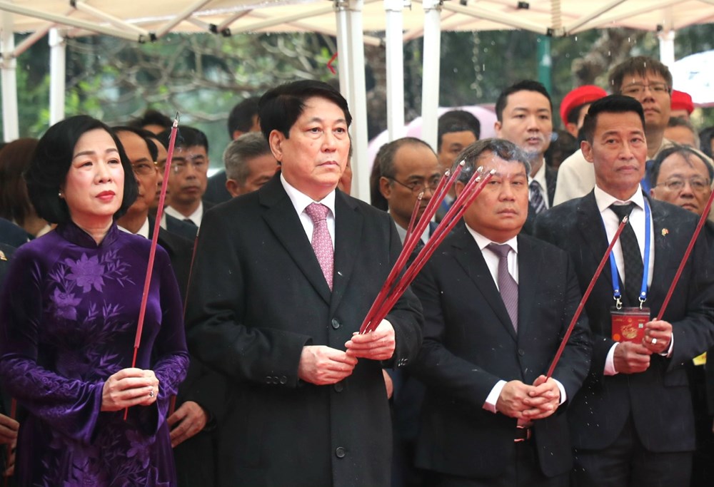 Chủ tịch nước Lương Cường cùng đại biểu kiều bào dâng hương tại Tượng đài Vua Lý Thái Tổ và đền Ngọc Sơn  - ảnh 2