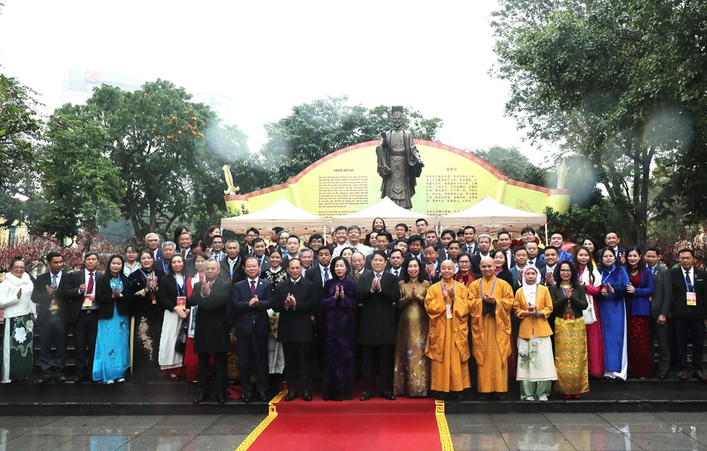 Chủ tịch nước Lương Cường cùng đại biểu kiều bào dâng hương tại Tượng đài Vua Lý Thái Tổ và đền Ngọc Sơn  - ảnh 1