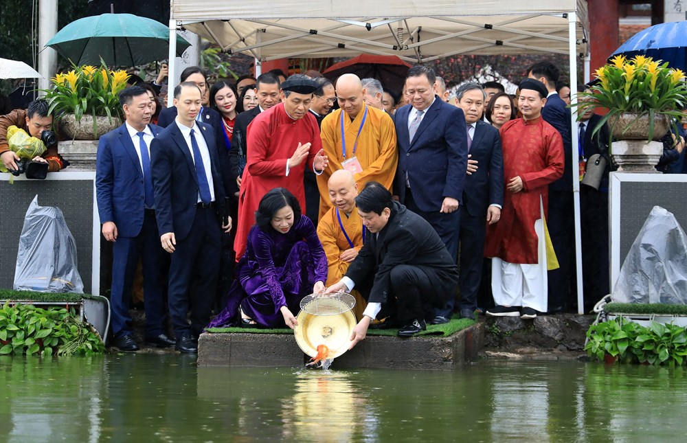 Chủ tịch nước Lương Cường cùng đại biểu kiều bào dâng hương tại Tượng đài Vua Lý Thái Tổ và đền Ngọc Sơn  - ảnh 10