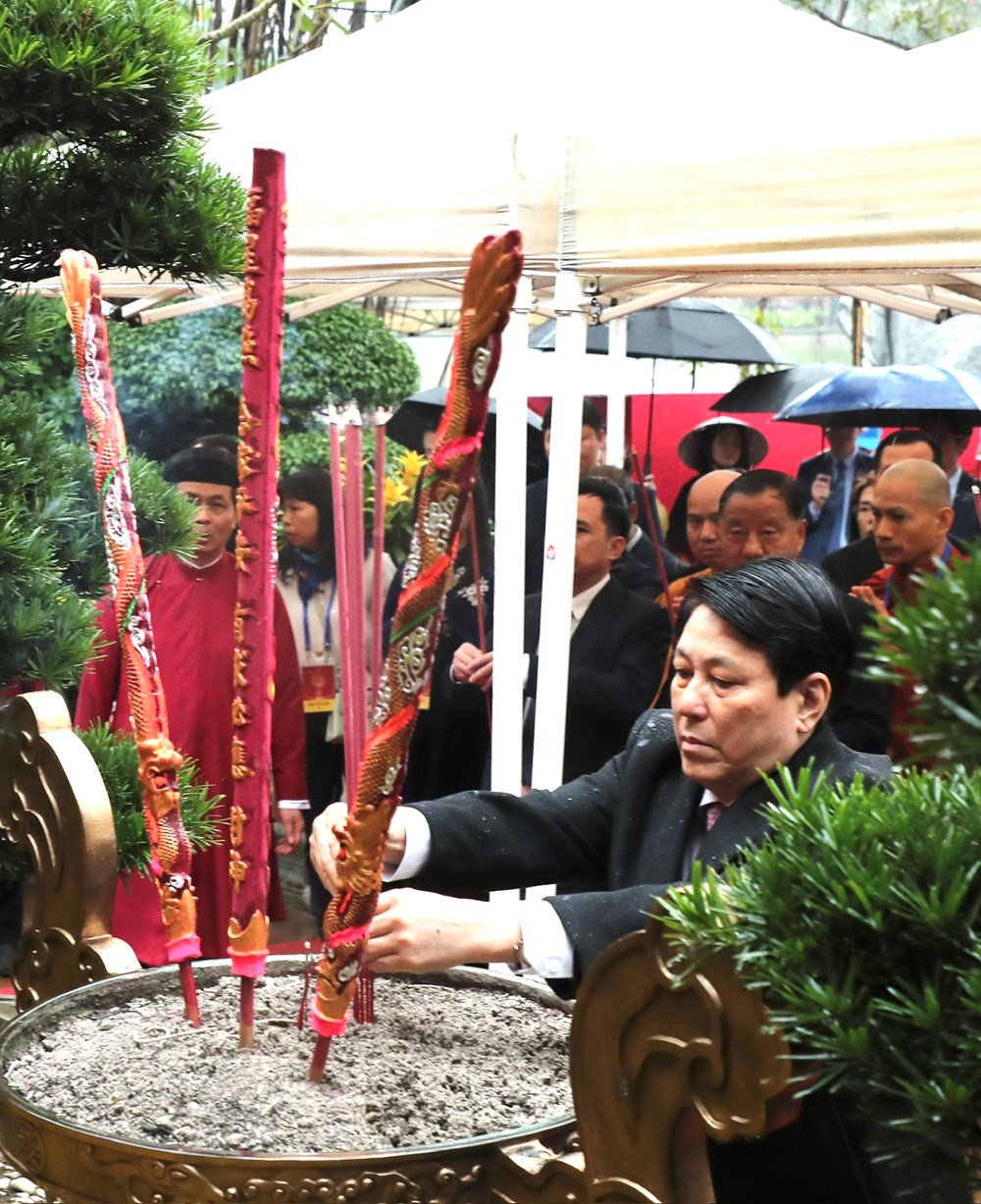 Chủ tịch nước Lương Cường cùng đại biểu kiều bào dâng hương tại Tượng đài Vua Lý Thái Tổ và đền Ngọc Sơn  - ảnh 8