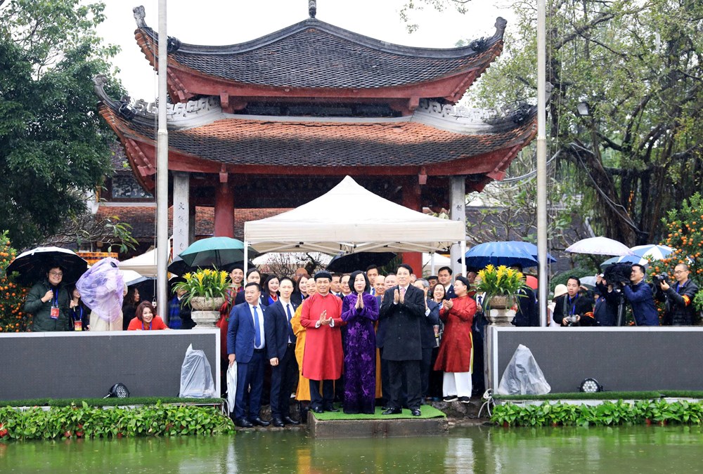 Chủ tịch nước Lương Cường cùng đại biểu kiều bào dâng hương tại Tượng đài Vua Lý Thái Tổ và đền Ngọc Sơn  - ảnh 9