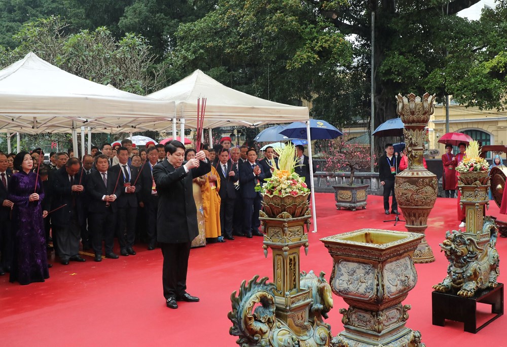 Chủ tịch nước Lương Cường cùng đại biểu kiều bào dâng hương tại Tượng đài Vua Lý Thái Tổ và đền Ngọc Sơn  - ảnh 3