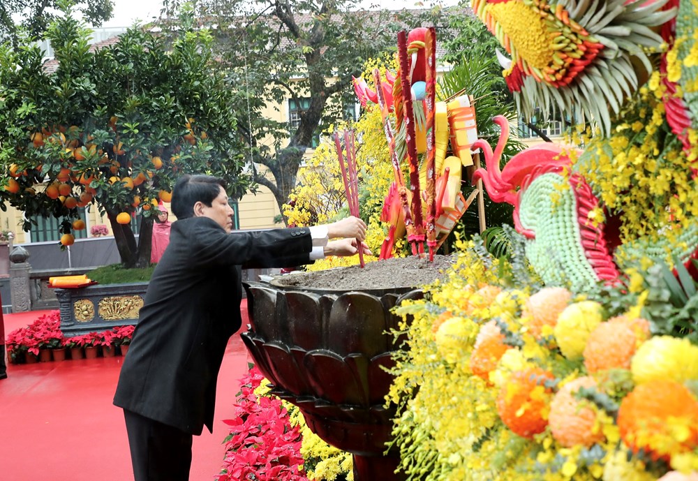 Chủ tịch nước Lương Cường cùng đại biểu kiều bào dâng hương tại Tượng đài Vua Lý Thái Tổ và đền Ngọc Sơn  - ảnh 5