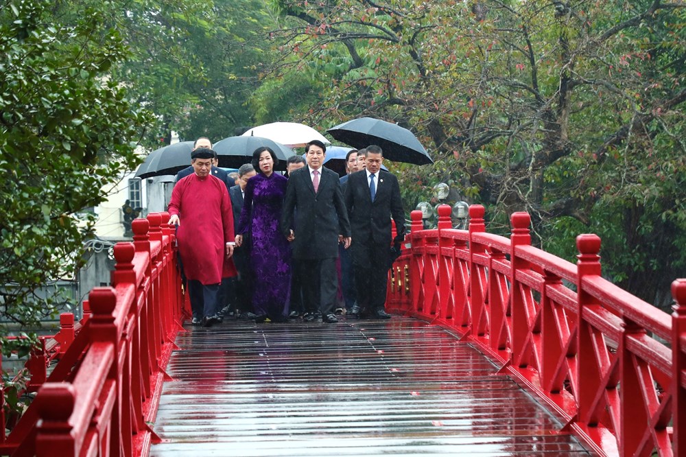 Chủ tịch nước Lương Cường cùng đại biểu kiều bào dâng hương tại Tượng đài Vua Lý Thái Tổ và đền Ngọc Sơn  - ảnh 6