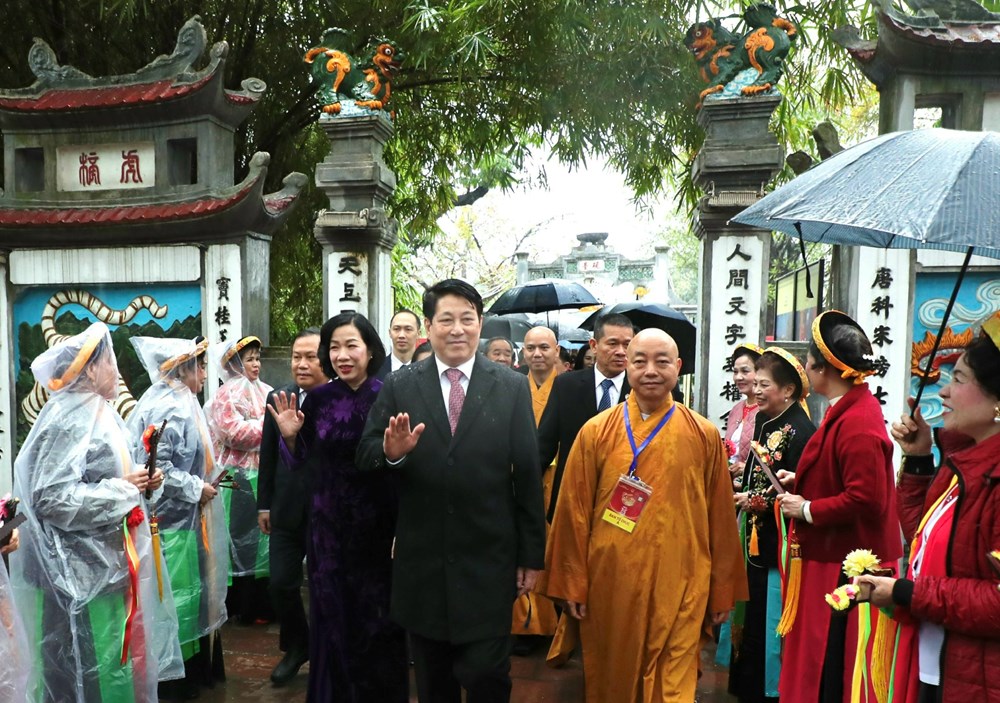 Chủ tịch nước Lương Cường cùng đại biểu kiều bào dâng hương tại Tượng đài Vua Lý Thái Tổ và đền Ngọc Sơn  - ảnh 7