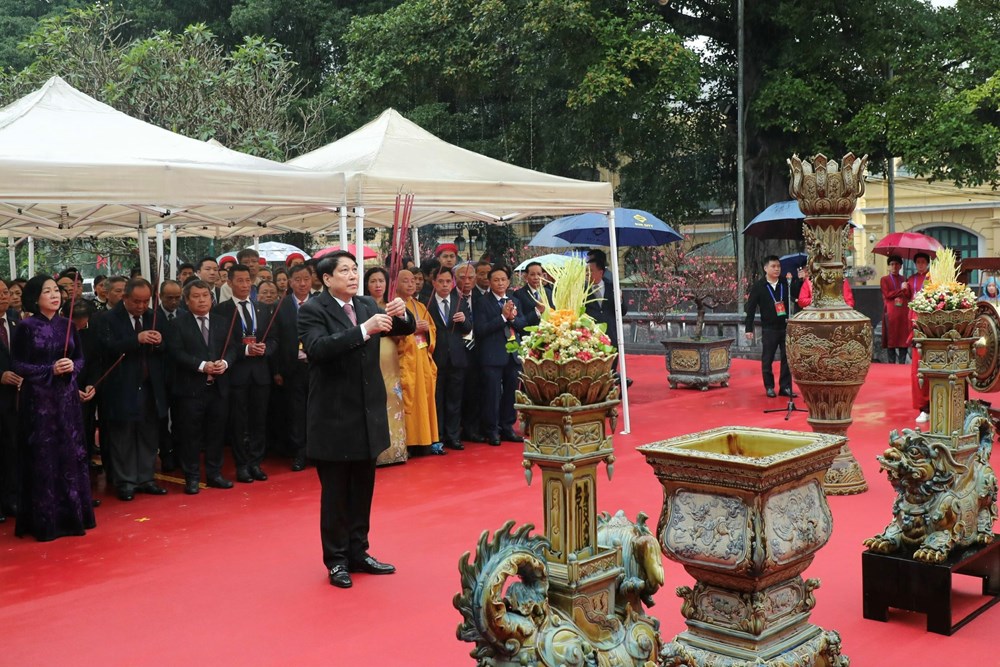Chủ tịch nước Lương Cường cùng đại biểu kiều bào dâng hương tại Tượng đài Vua Lý Thái Tổ và đền Ngọc Sơn  - ảnh 4