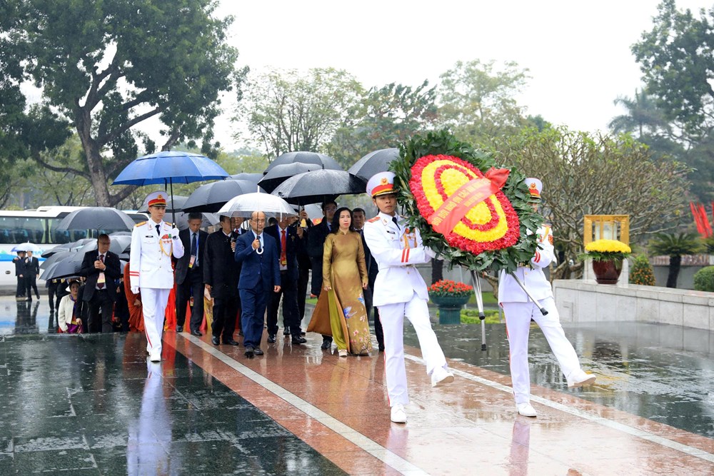 Đoàn kiều bào tiêu biểu vào Lăng viếng Chủ tịch Hồ Chí Minh, đặt vòng hoa tưởng niệm các Anh hùng liệt sĩ - ảnh 6