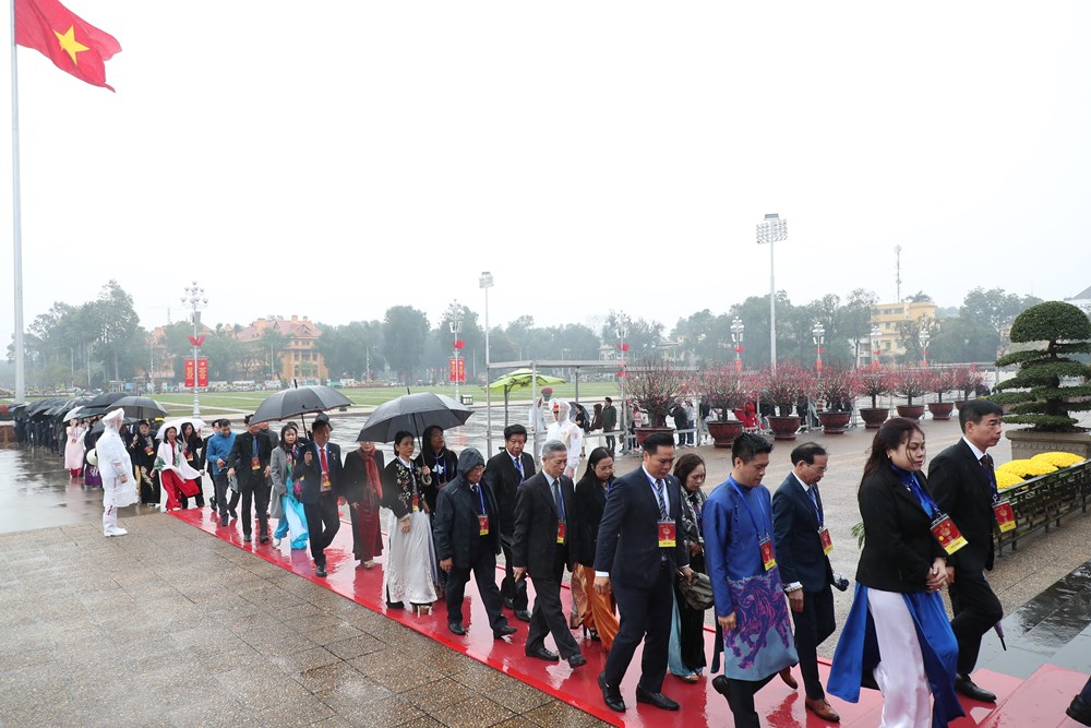 Đoàn kiều bào tiêu biểu vào Lăng viếng Chủ tịch Hồ Chí Minh, đặt vòng hoa tưởng niệm các Anh hùng liệt sĩ - ảnh 4