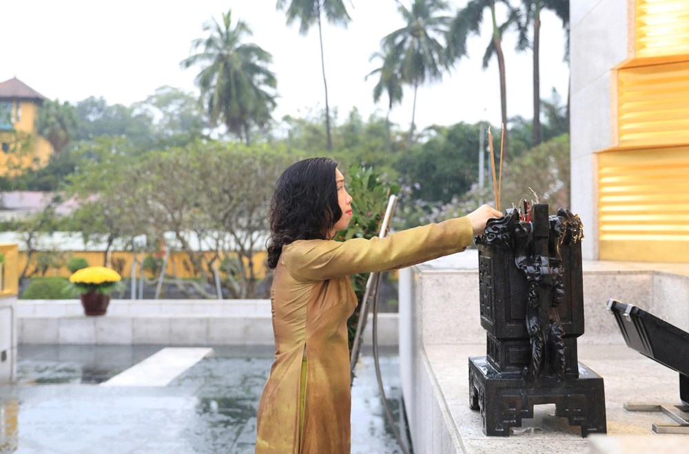 Đoàn kiều bào tiêu biểu vào Lăng viếng Chủ tịch Hồ Chí Minh, đặt vòng hoa tưởng niệm các Anh hùng liệt sĩ - ảnh 8