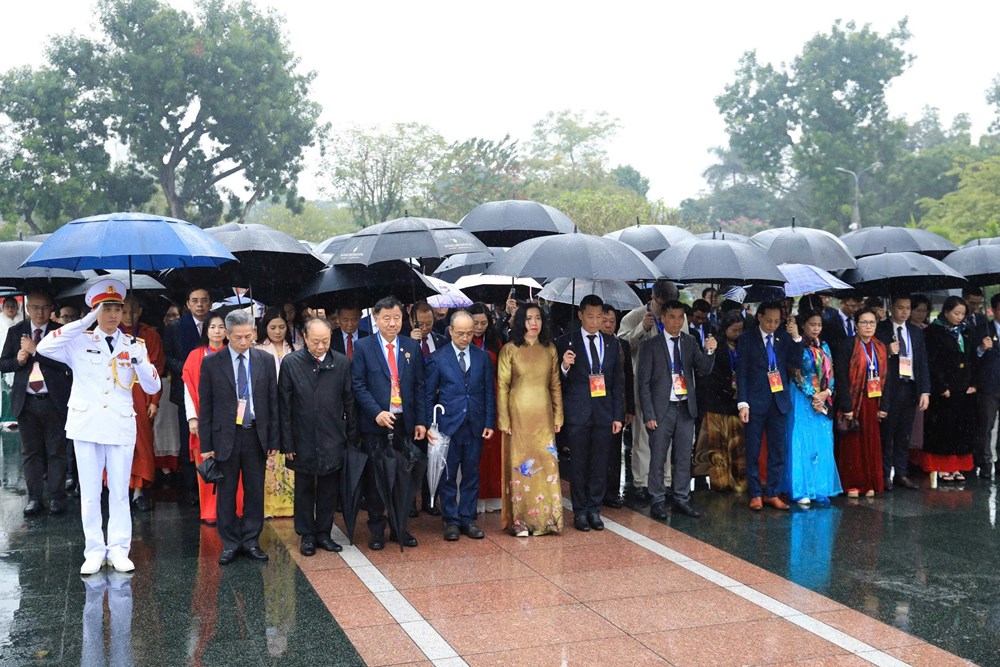 Đoàn kiều bào tiêu biểu vào Lăng viếng Chủ tịch Hồ Chí Minh, đặt vòng hoa tưởng niệm các Anh hùng liệt sĩ - ảnh 7