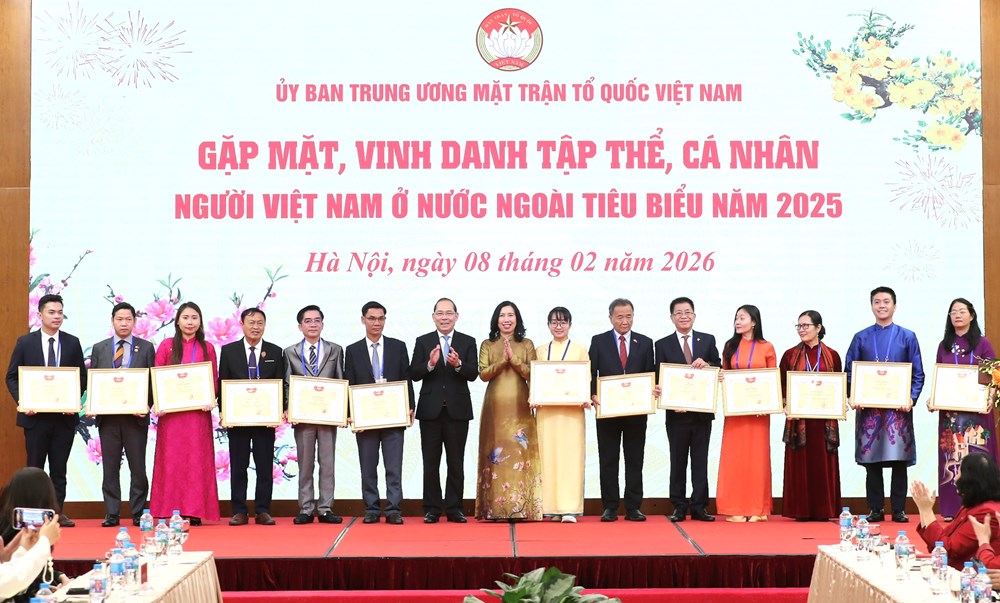 Chủ tịch Mặt trận Tổ quốc Việt Nam Bùi Thị Minh Hoài gặp mặt, vinh danh kiều bào tiêu biểu năm 2025 - ảnh 5