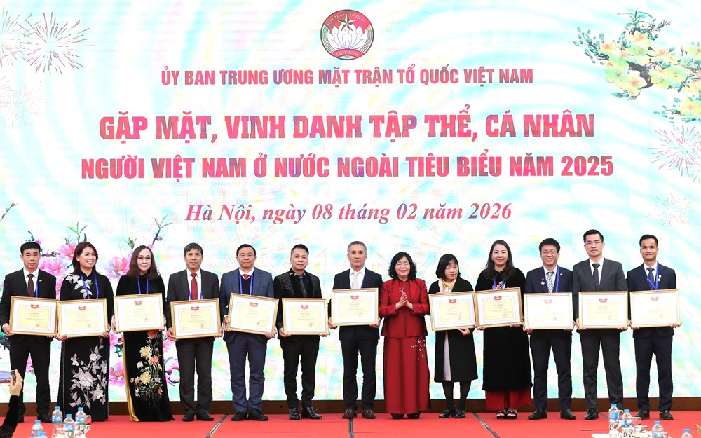 Chủ tịch Mặt trận Tổ quốc Việt Nam Bùi Thị Minh Hoài gặp mặt, vinh danh kiều bào tiêu biểu năm 2025 - ảnh 4