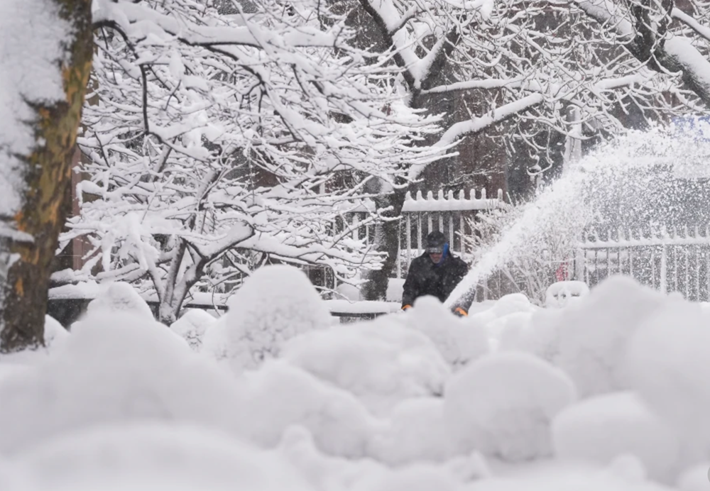 Siêu bão mùa đông tiếp tục tấn công nước Mỹ tạo nên trận tuyết rơi khổng lồ - ảnh 1