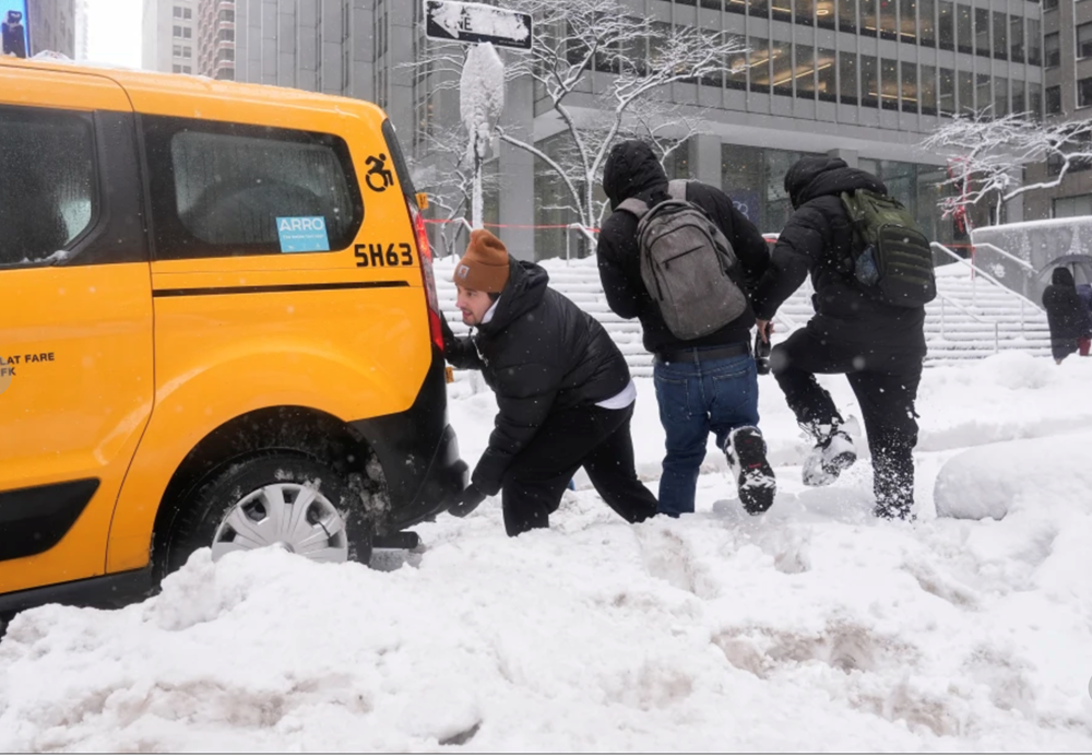 Siêu bão mùa đông tiếp tục tấn công nước Mỹ tạo nên trận tuyết rơi khổng lồ - ảnh 2