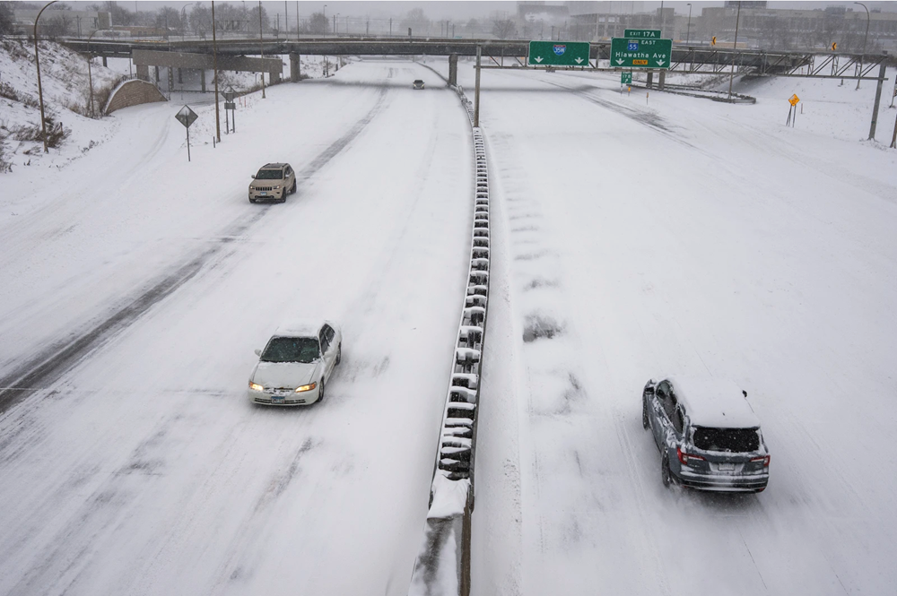 Mỹ đối mặt với lốc xoáy và gió mạnh tấn công nhiều khu vực - ảnh 1