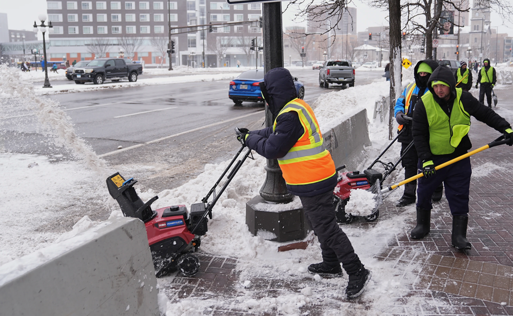 Bão lớn tại Mỹ trút lượng tuyết dày hàng mét, làm gián đoạn giao thông nhiều nơi - ảnh 1