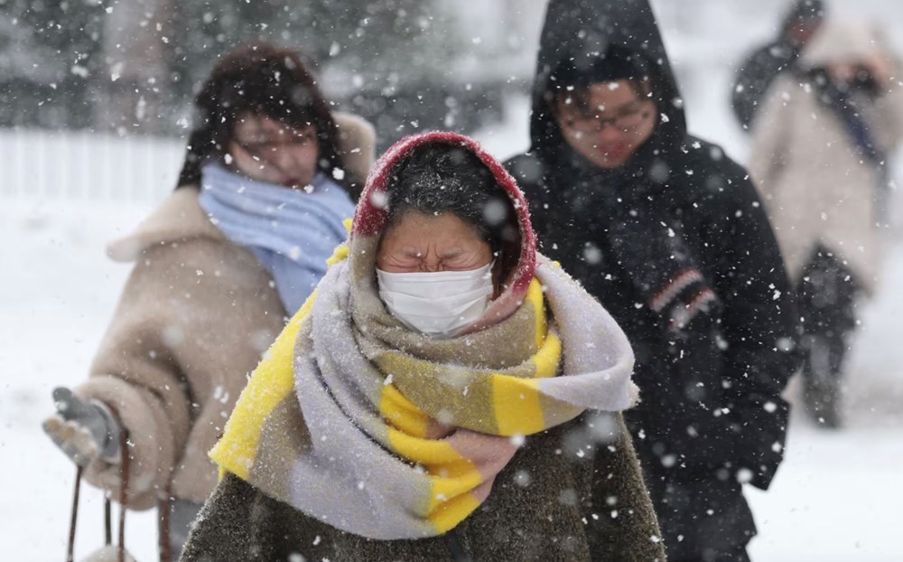 Người cao tuổi Nhật Bản chống chọi với mùa đông bão tuyết khắc nghiệt - ảnh 1