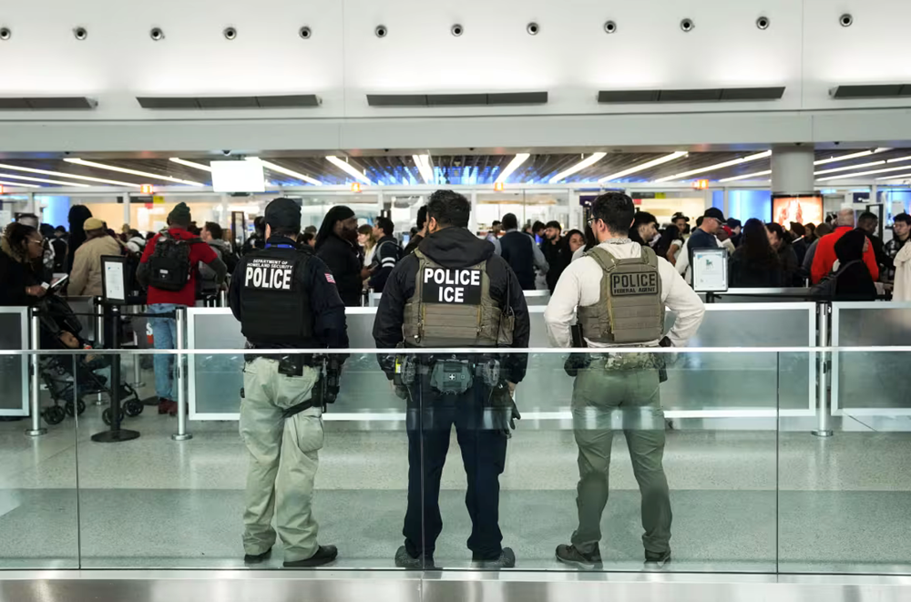 Mỹ điều đặc vụ ICE đến “giải vây” sân bay  - ảnh 1