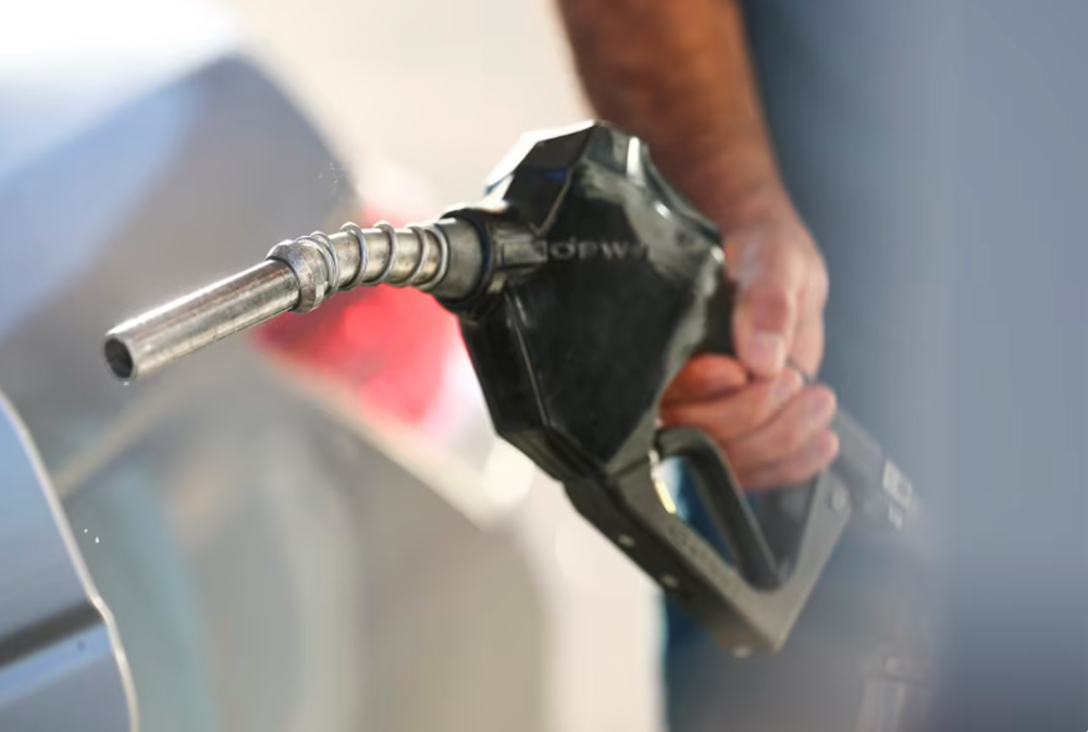 Giữa áp lực giá nhiên liệu, người Mỹ phải chọn “đổ xăng hay mua thực phẩm” - ảnh 1