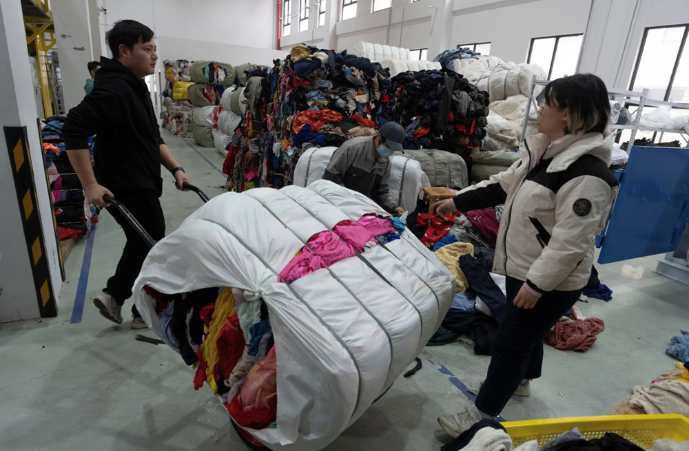 Máy AI phân loại quần áo nhanh hơn con người, thúc đẩy tái chế dệt may tại Trung Quốc - ảnh 1