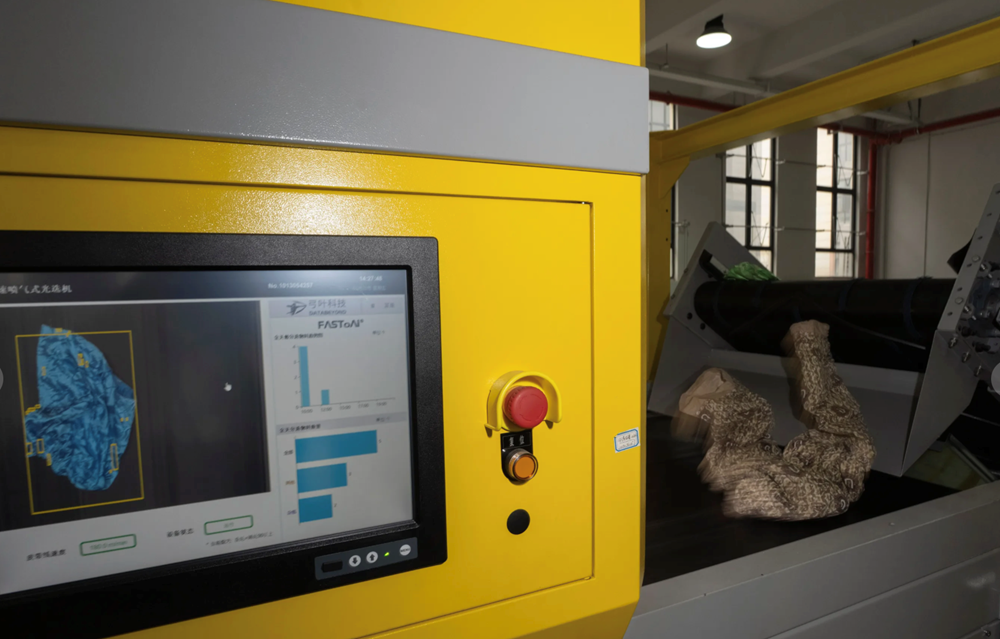 Máy AI phân loại quần áo nhanh hơn con người, thúc đẩy tái chế dệt may tại Trung Quốc - ảnh 2