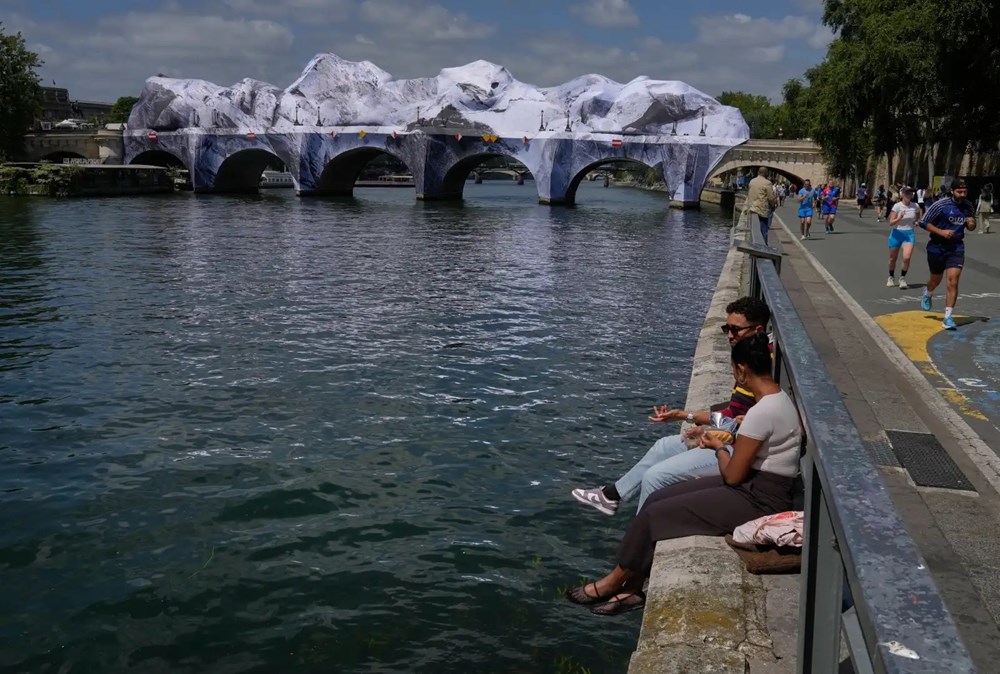 Chiêm ngưỡng nghệ thuật “hang động sắp đặt” trên cây cầu cổ nhất Paris - ảnh 1