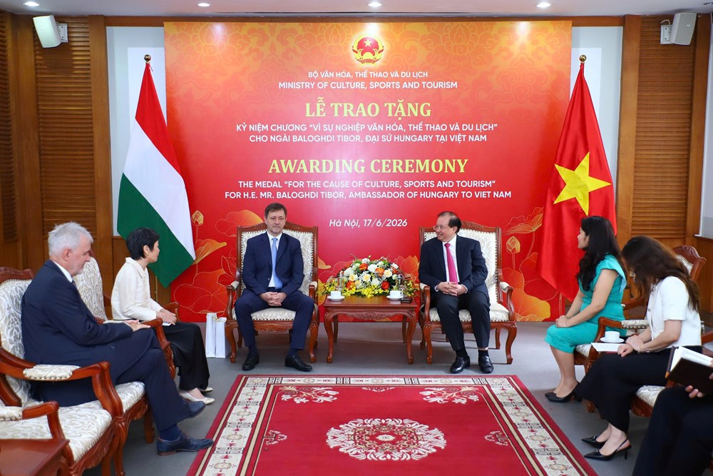 Trao tặng kỷ niệm chương “Vì sự nghiệp Văn hoá, Thể thao và Du lịch” cho Đại sứ Hungary tại Việt Nam - ảnh 1