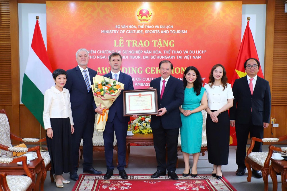 Trao tặng kỷ niệm chương “Vì sự nghiệp Văn hoá, Thể thao và Du lịch” cho Đại sứ Hungary tại Việt Nam - ảnh 3
