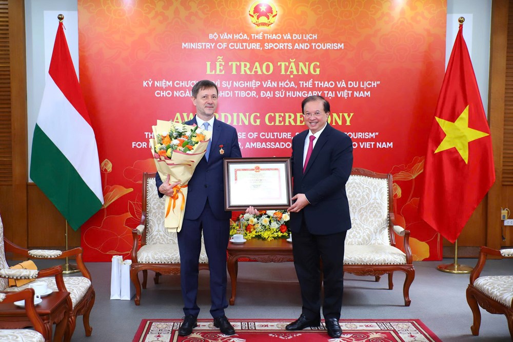 Trao tặng kỷ niệm chương “Vì sự nghiệp Văn hoá, Thể thao và Du lịch” cho Đại sứ Hungary tại Việt Nam - ảnh 2