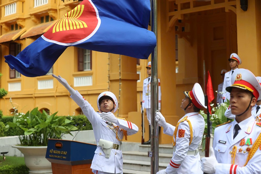 Lễ thượng cờ kỷ niệm 31 năm Việt Nam tham gia ASEAN và 59 năm thành lập ASEAN - ảnh 1