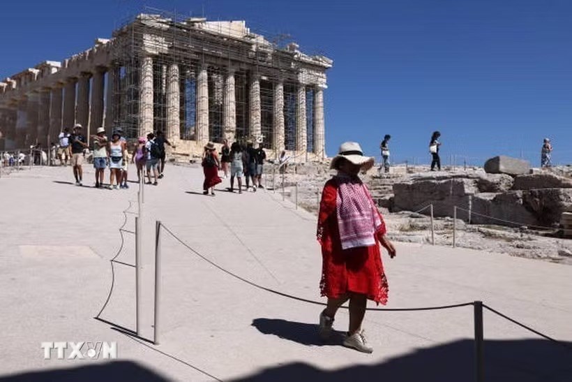 Mũ chống nắng xuất hiện khắp nơi ở Athens khi lượng du khách lớn đổ về các di tích cổ  - ảnh 1