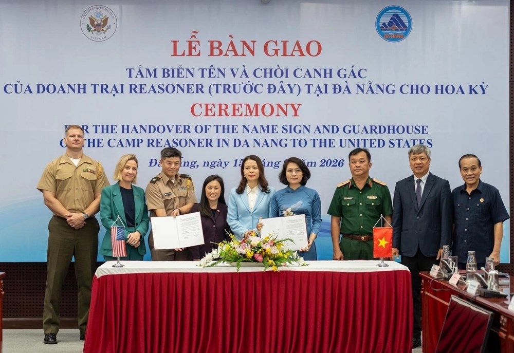 Việt Nam bàn giao tấm biển tên và chòi canh gác của doanh trại Reasoner cho Hoa Kỳ - ảnh 1