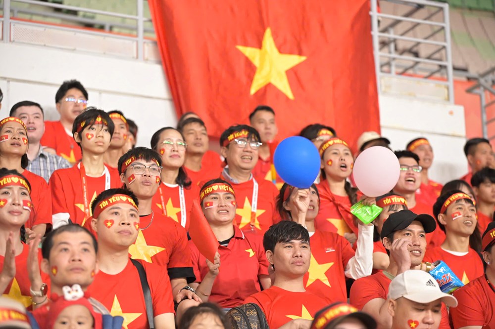 Cộng đồng người Việt tại Kansai phủ kín cờ đỏ sao vàng cổ vũ ĐT nữ Việt Nam - ảnh 2